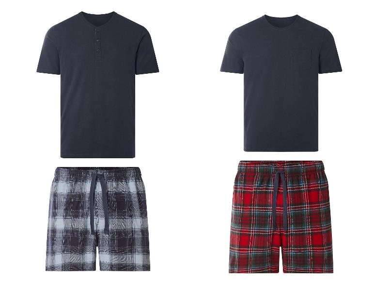 Twee marineblauwe T-shirts en twee geruite shorts: blauw en rood.