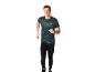 Mannelijke hardloper in camouflage T-shirt en zwarte legging.