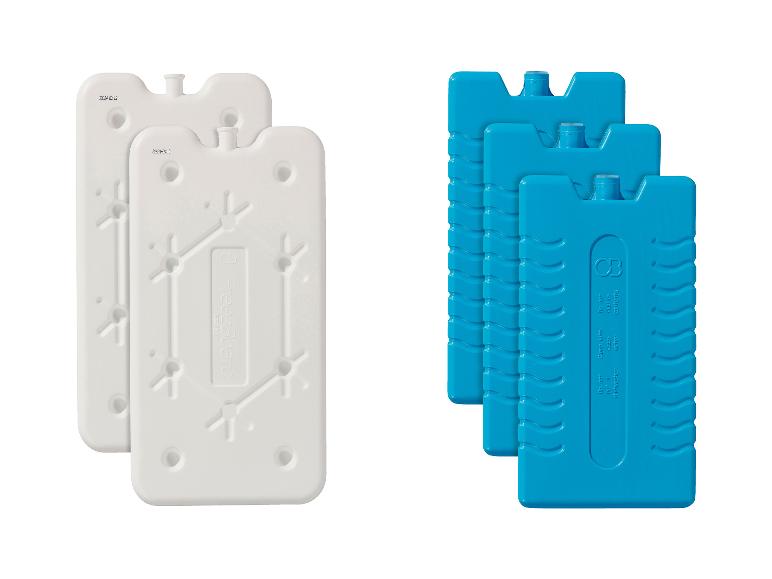 Witte en blauwe herbruikbare koelelementen, met tekst 'FreezBoard FB400' op de witte.