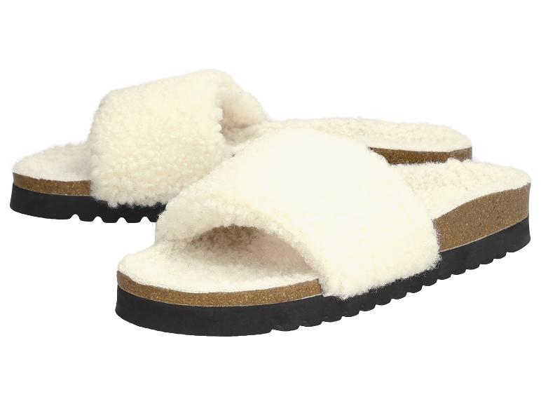 Pluizige pantoffels op platform.