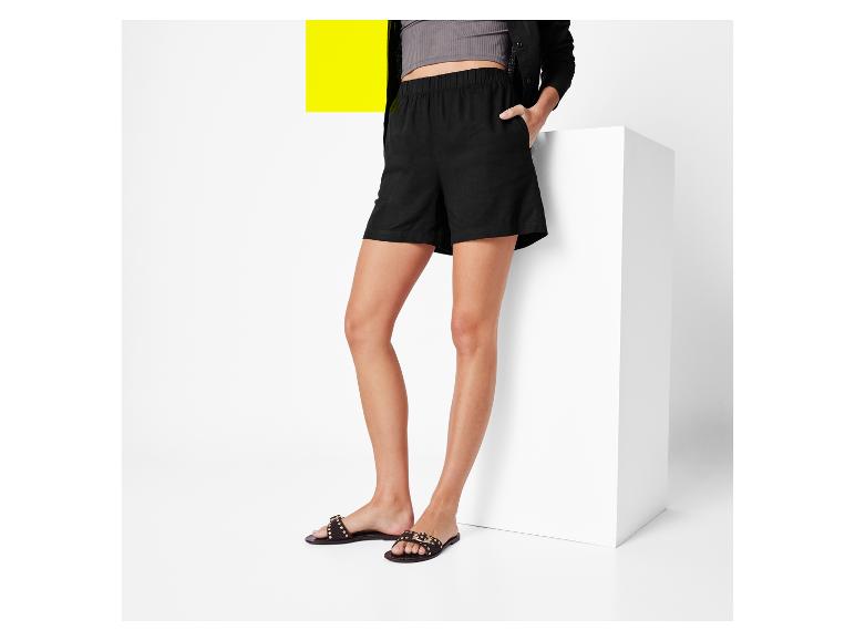 Zwarte shorts en sandalen met gesp: zomermode.