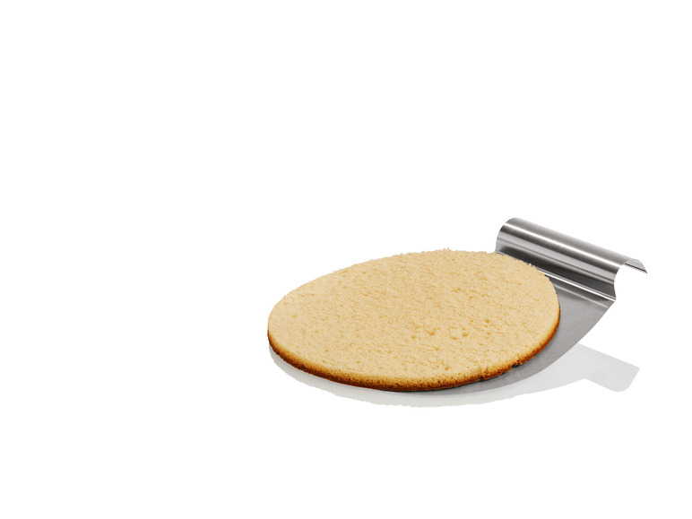 Een cake-laag op een metalen taartmes