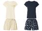 Twee pyjamasets: één beige met 'Sea la vie'-opdruk en één donkerblauw met schelpenpatroon.