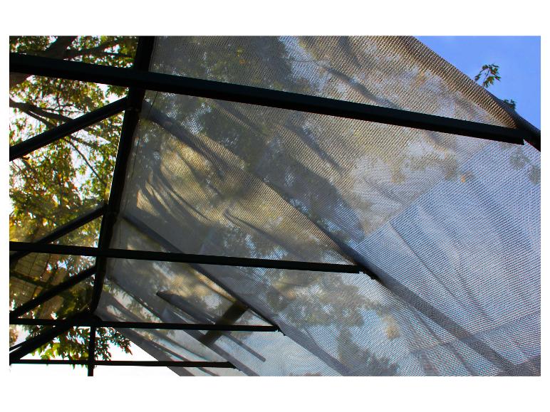 Een zwarte metalen constructie met een wit gaasdoek