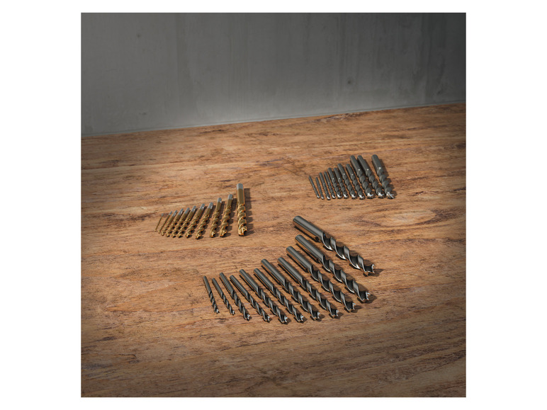 Een reeks verschillende boortjes op een houten tafel.