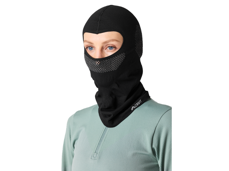 Vrouw met zwarte bivakmuts en lichtgroen sportshirt
