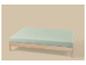 Houten bed met lichtgroen matras op beige achtergrond.