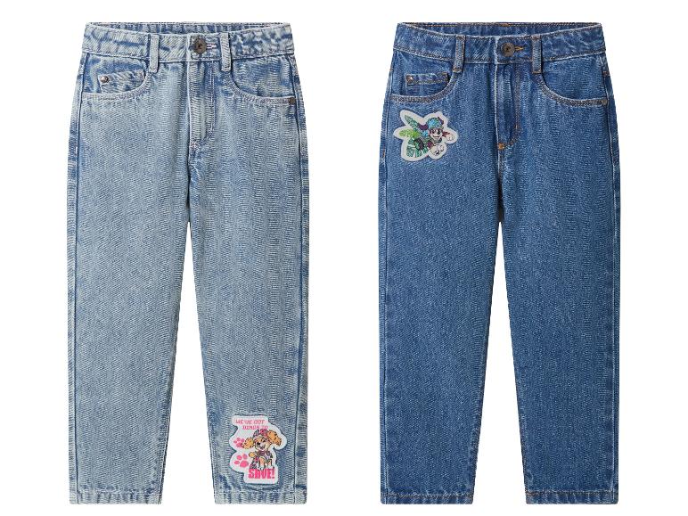 Twee kinderjeans, één lichtblauw met een Skye-patch en één donkerblauw met een Rocky-patch.