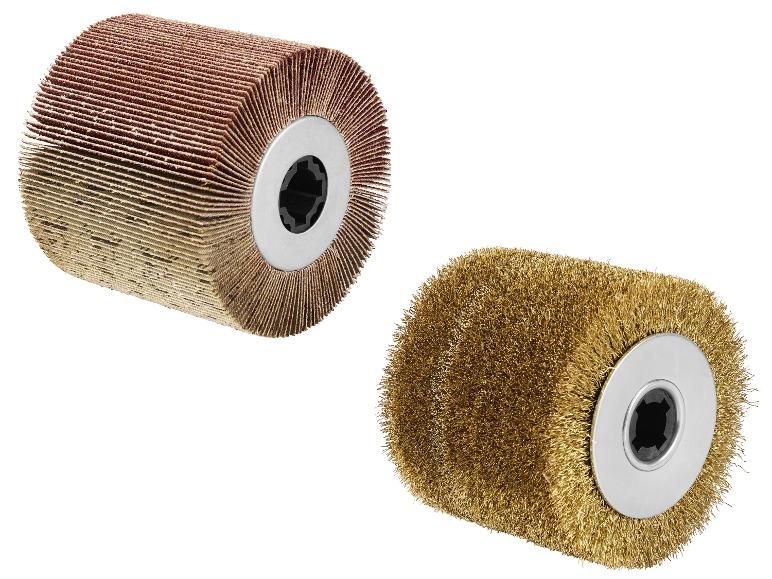 Schurende en metalen rolborstels voor schuurmachines op een witte achtergrond.