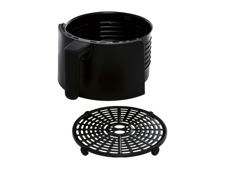 Een zwarte frituurpan met een verwijderbare bak en rooster.
