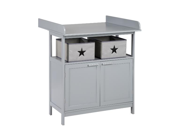 Grijze commode met twee opbergmanden en kasten.