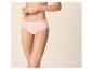Vrouw in lichtroze katoenen slip, met gekruiste handen over haar buik.