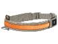Grijze hondenhalsband met oranje lichtstrip en aan/uit-knop.