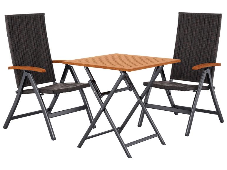 Tuinmeubelen: een tafel en twee stoelen met gevlochten design en houten armleuningen.