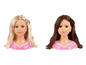 Twee poppenhoofden met lang haar voor kinderen om mee te spelen.