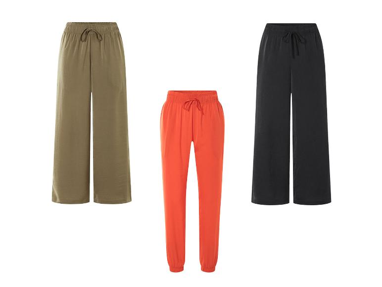 Drie wijde broeken: kaki, zwart en koraal.