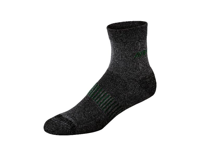 Een grijze sok met een logo.