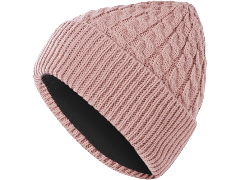 Roze gebreide muts met kabelpatroon.