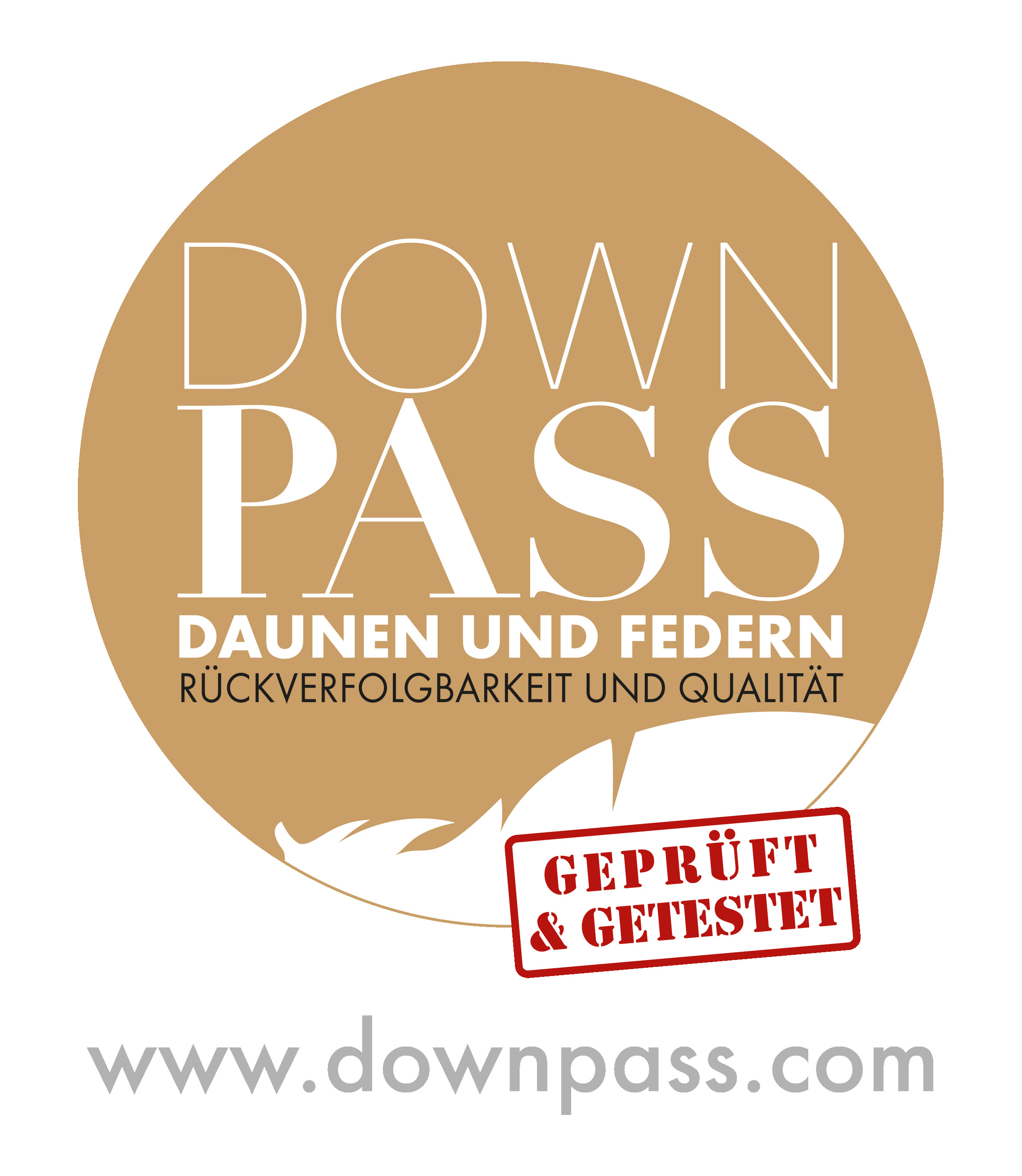 Rond keurmerk met de tekst 'DOWN PASS', 'DAUNEN UND FEDERN RÜCKVERFOLGBARKEIT UND QUALITÄT' en 'GEPRÜFT & GETESTET'.