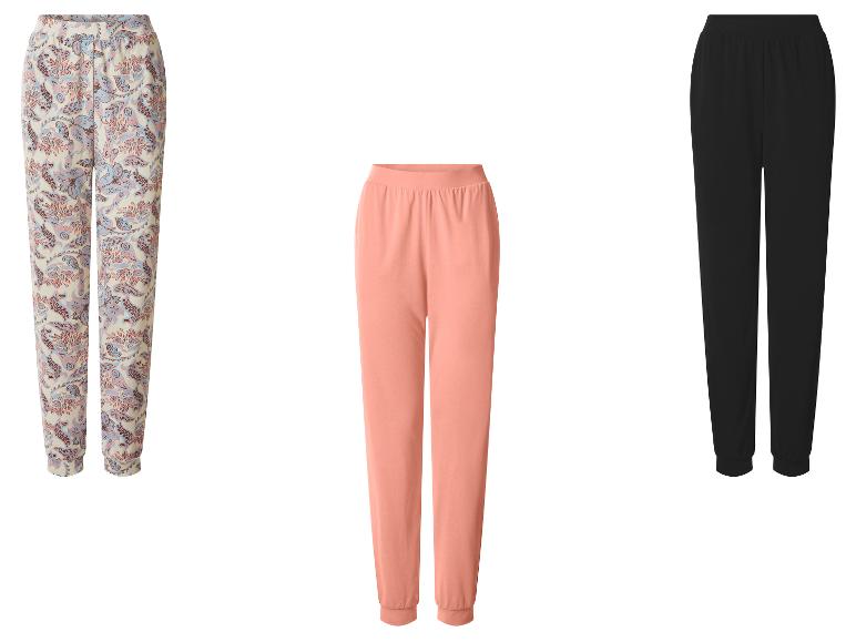 Drie damesjoggers: één met paisleyprint, één perzikkleurig en één zwart.