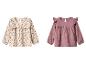 Twee kinderblouses, één beige met bloemenprint en één effen roze, beide met lange mouwen.