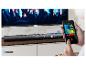 Sharp soundbar met Bluetooth-verbinding, die muziek afspeelt vanaf een smartphone.