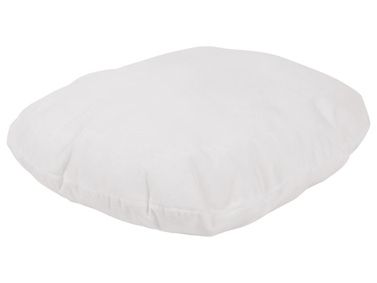 Een wit rechthoekig kussen.