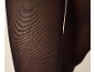 Close-up van zwarte, doorschijnende panty, die de delicate textuur toont.