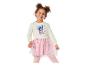 Meisje in crèmekleurige sweater en roze tule rok met glinsterende bloemen.