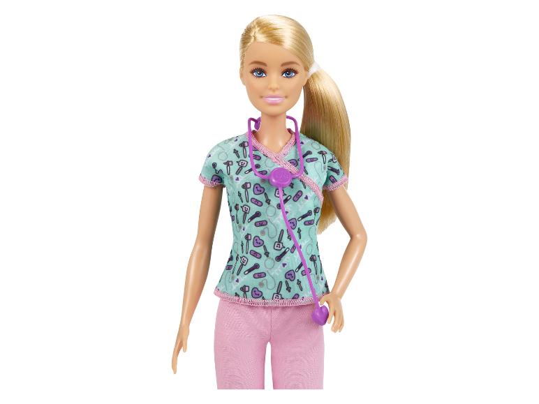 Barbie dokterspop met blond haar, turquoise scrubs en paarse stethoscoop.