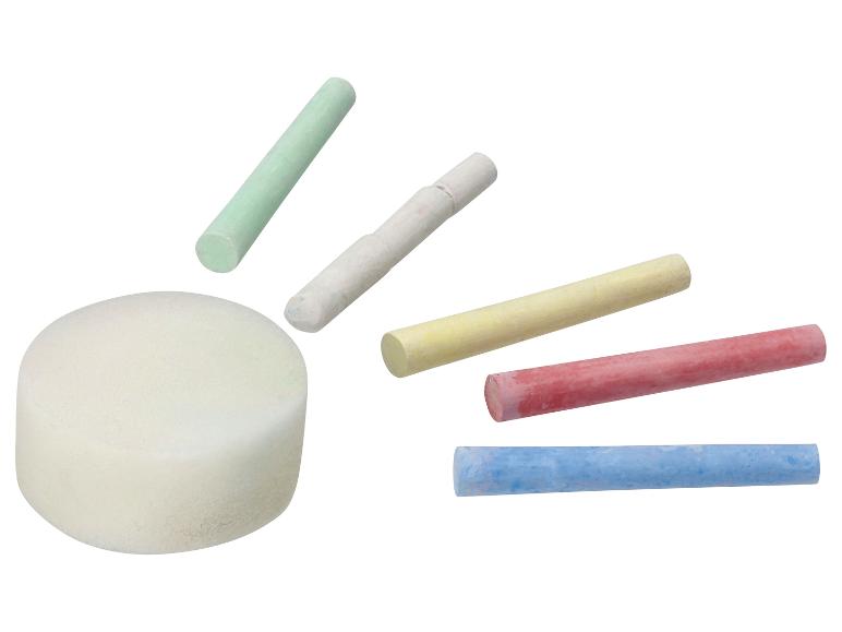 Ronde spons en gekleurde krijtjes op een witte achtergrond.