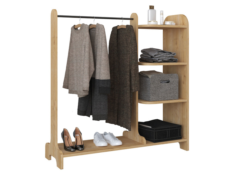 Een houten kledingrek met een trui, jas, schoenen en opbergvakken.