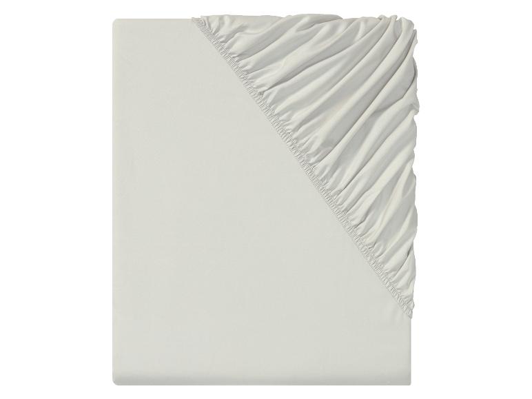 Een wit hoeslaken met elastiek.