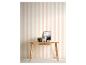 Roze en wit gestreept behang met een houten consoletafel en decoratieve items.