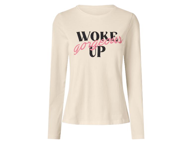 Beige T-shirt met lange mouwen en de tekst 'WOKE gorgeous UP' in zwart en roze.