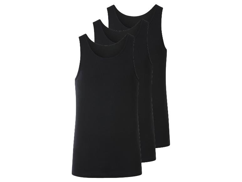 Drie zwarte heren tanktops, diagonaal gestapeld.