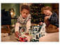 Twee kinderen spelen met een LEGO politie- en brandweerset tijdens de kerst.