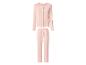 Roze pyjamaset met lange mouwen en broek met rucheszomen.