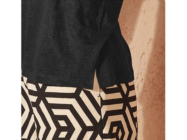 Zwart linnen shirt met een geometrisch patroon.