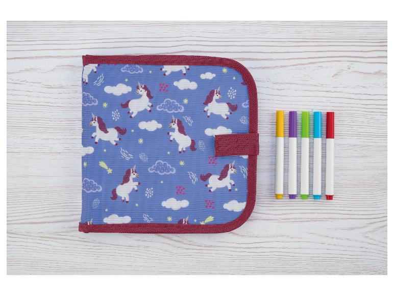 Unicorn etui met gekleurde stiften.