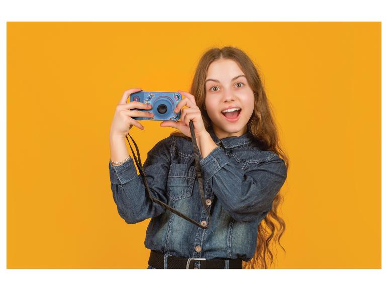 Blij meisje in spijkeroverhemd houdt een blauwe camera met Stitch-design vast.