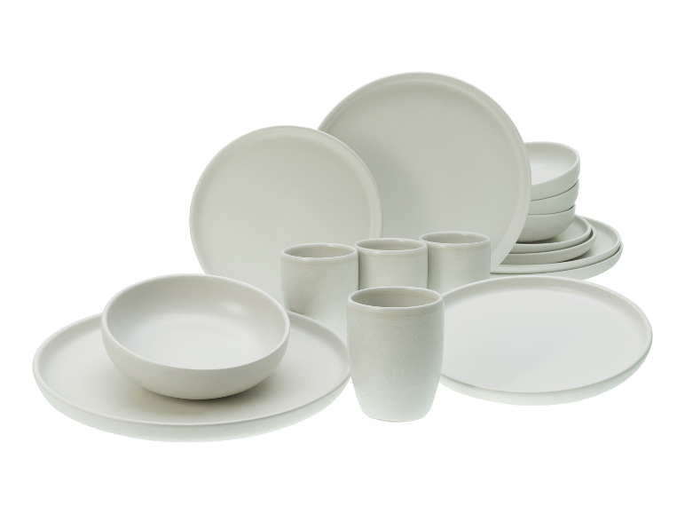 Elegante servies: crèmekleurige borden, kommen en mokken.