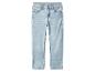 Lichtblauwe kinderjeans met lichte wassing en contrasterende stiksels.
