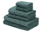 Een stapel donkergroene handdoeken.