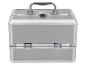 Zilveren make-upkoffer met handvat en metalen sluitingen