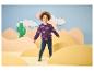 LUPILU® fijngebreide kindertrui in paars met regenboogpatroon, gedragen door een glimlachend kind