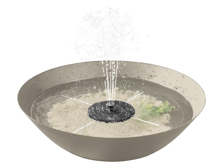 Drijvende solar fontein in een waterschaal met planten