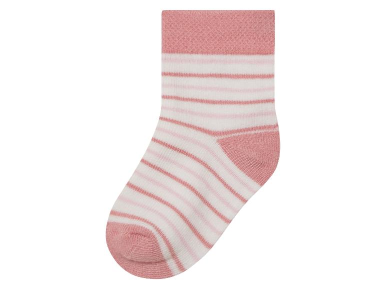 Een roze sok met witte strepen.