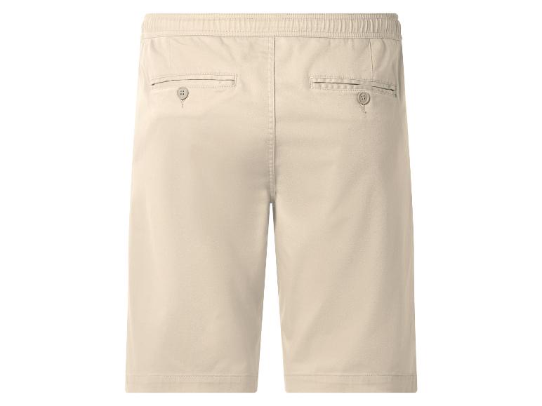 Heren beige shorts met elastische tailleband en achterzakken met knoopsluiting.