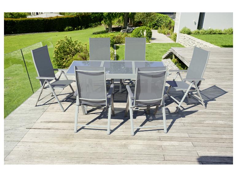 Tuinset met grijze tafel en acht stoelen op een houten terras.